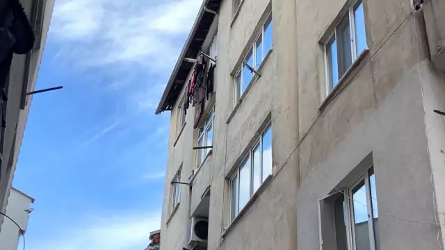5 yaşındaki çocuk 5'inci kattan aşağı düşerek ağır yaralandı 5 yaşındaki çocuk 5'inci kattan aşağı düşerek ağır yaralandı
