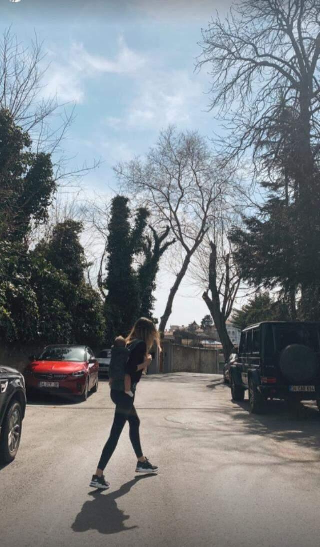 5,5 ay önce anne olan Sinem Kobal, ilk kez bebeğinin yüzünü gösterdi 5,5 ay önce anne olan Sinem Kobal, ilk kez bebeğinin yüzünü gösterdi