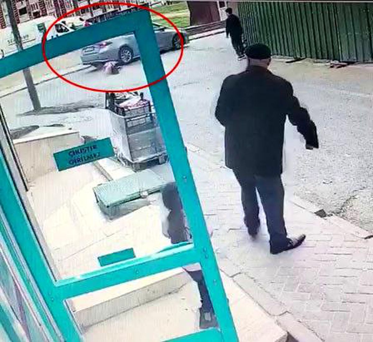 7 yaşındaki kız çocuğuna otomobil çarptı: Kaza anı kamerada
