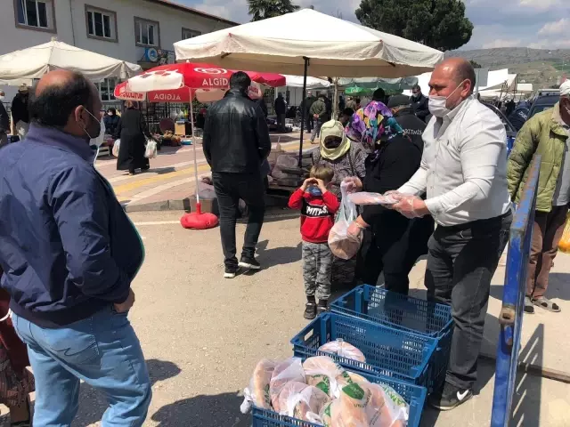 Fırıncıdan vatandaşa 300 'ücretsiz' pide Fırıncıdan vatandaşa 300 'ücretsiz' pide