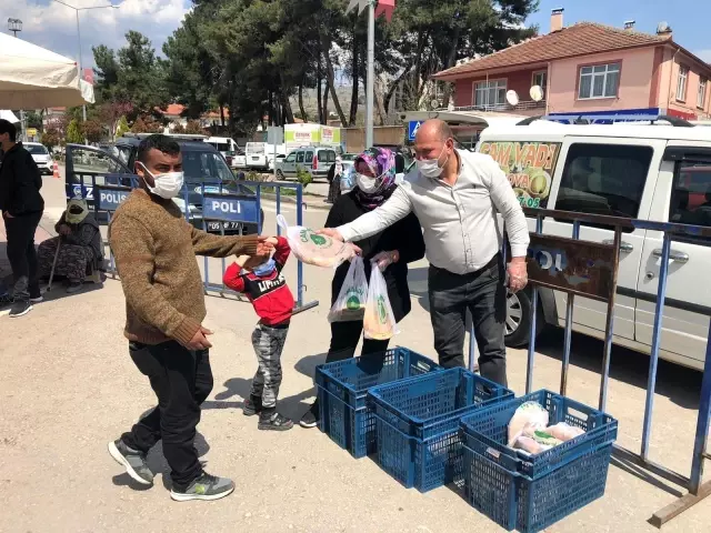 Fırıncıdan vatandaşa 300 'ücretsiz' pide Fırıncıdan vatandaşa 300 'ücretsiz' pide