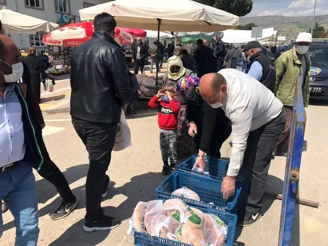 Fırıncıdan vatandaşa 300 'ücretsiz' pide Fırıncıdan vatandaşa 300 'ücretsiz' pide