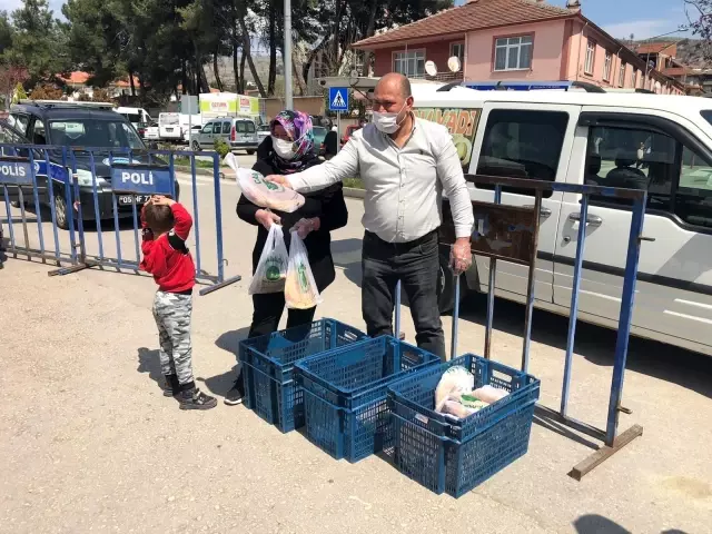 Fırıncıdan vatandaşa 300 'ücretsiz' pide Fırıncıdan vatandaşa 300 'ücretsiz' pide