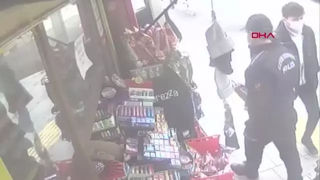AMASYA POLİSLER, HES KODU SORDUKLARI YAŞLI KADININ 'İÇECEK' İSTEĞİNİ YERİNE GETİRDİ AMASYA POLİSLER, HES KODU SORDUKLARI YAŞLI KADININ 'İÇECEK' İSTEĞİNİ YERİNE GETİRDİ