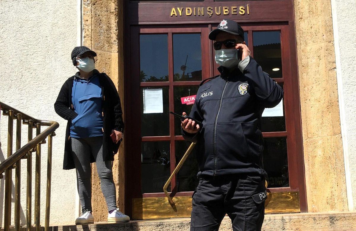 Pes dedirten olay! Karantinada olması gereken sağlıkçı, bankaya gidip herkesi riske attı