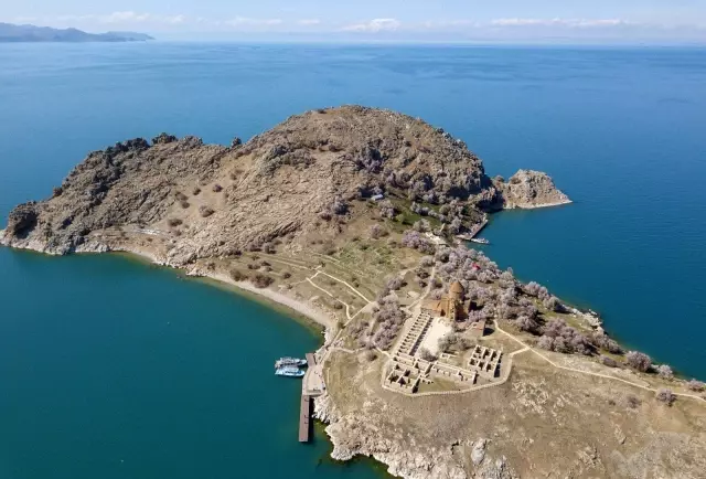 Badem çiçekleriyle süslenen Akdamar Adası'nda görsel şölen Badem çiçekleriyle süslenen Akdamar Adası'nda görsel şölen