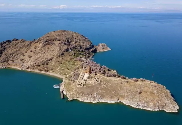 Badem çiçekleriyle süslenen Akdamar Adası'nda görsel şölen Badem çiçekleriyle süslenen Akdamar Adası'nda görsel şölen
