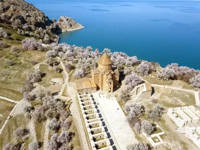 Badem çiçekleriyle süslenen Akdamar Adası'nda görsel şölen Badem çiçekleriyle süslenen Akdamar Adası'nda görsel şölen