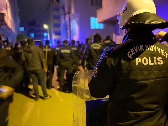 Bursa'da tehlikeli gerginlik! Çevik kuvvet husumetli aileleri havaya ateş açarak dağıttı Bursa'da tehlikeli gerginlik! Çevik kuvvet husumetli aileleri havaya ateş açarak dağıttı