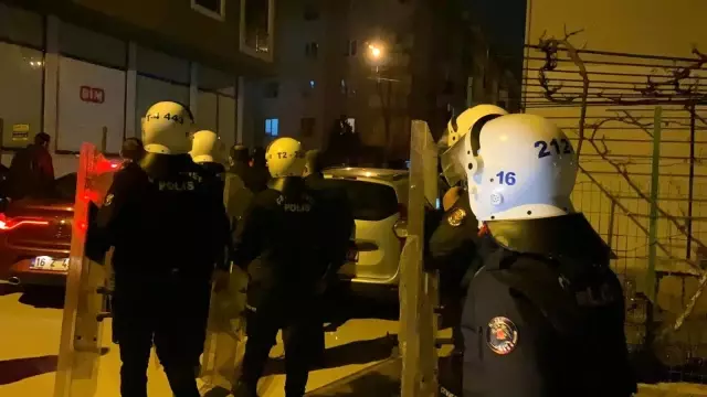 Bursa'da tehlikeli gerginlik! Çevik kuvvet husumetli aileleri havaya ateş açarak dağıttı Bursa'da tehlikeli gerginlik! Çevik kuvvet husumetli aileleri havaya ateş açarak dağıttı