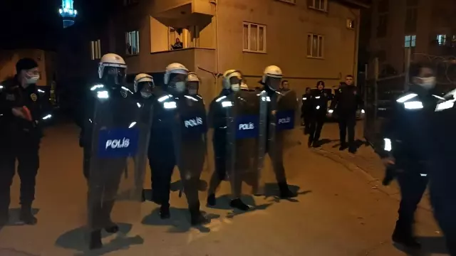 Bursa'da tehlikeli gerginlik! Çevik kuvvet husumetli aileleri havaya ateş açarak dağıttı Bursa'da tehlikeli gerginlik! Çevik kuvvet husumetli aileleri havaya ateş açarak dağıttı