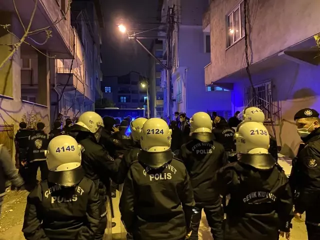 Bursa'da tehlikeli gerginlik! Çevik kuvvet husumetli aileleri havaya ateş açarak dağıttı Bursa'da tehlikeli gerginlik! Çevik kuvvet husumetli aileleri havaya ateş açarak dağıttı