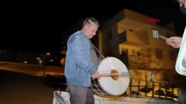 Bursa İnegöl'de Ramazan davulcusundan koronavirüslü mani Bursa İnegöl'de Ramazan davulcusundan koronavirüslü mani