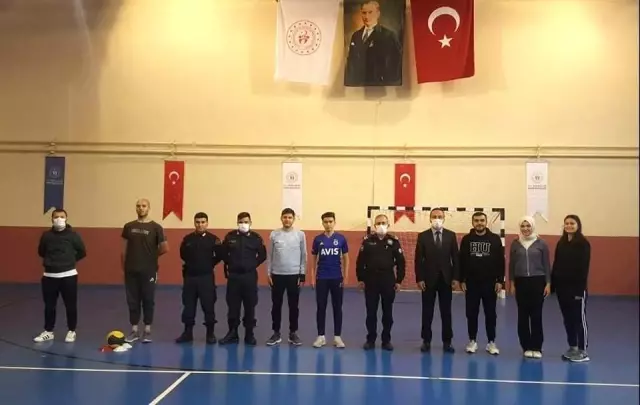 Çal'da polis olmak isteyen gençlere ücretsiz parkur Çal'da polis olmak isteyen gençlere ücretsiz parkur