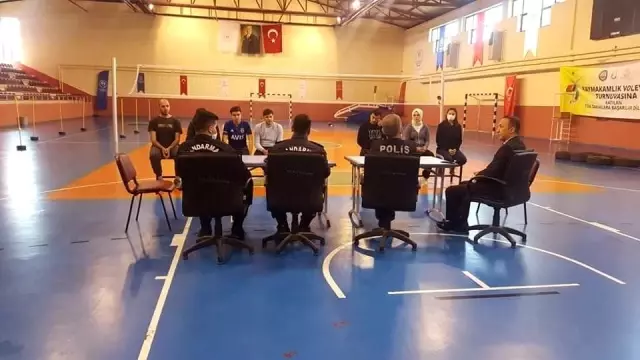 Çal'da polis olmak isteyen gençlere ücretsiz parkur Çal'da polis olmak isteyen gençlere ücretsiz parkur