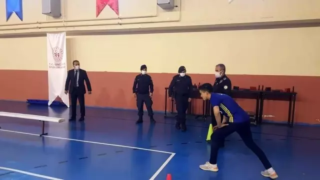 Çal'da polis olmak isteyen gençlere ücretsiz parkur Çal'da polis olmak isteyen gençlere ücretsiz parkur