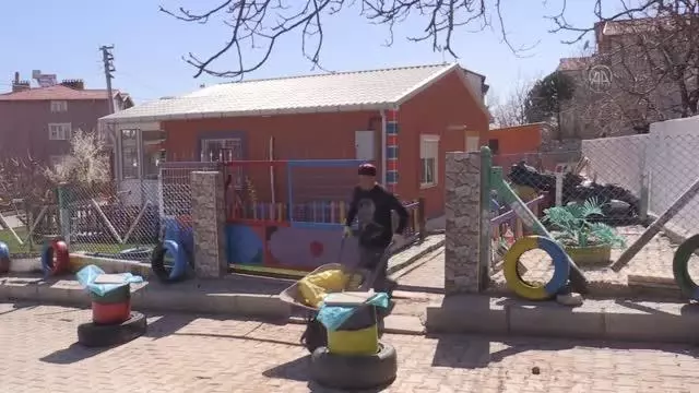 Çevre dostu, keçisiyle dağ tepe dolaşıp çöp topluyor Çevre dostu, keçisiyle dağ tepe dolaşıp çöp topluyor