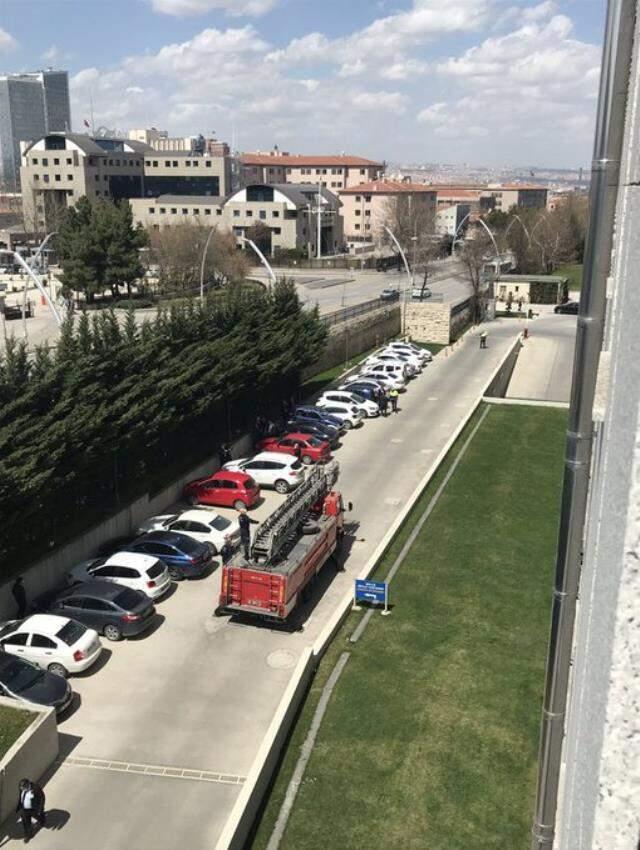 CHP'li Tanal TBMM'deki odasına '128 milyar dolar nerede?' pankartı astı! İndirmek için Meclis'e itfaiye geldi CHP'li Tanal TBMM'deki odasına '128 milyar dolar nerede?' pankartı astı! İndirmek için Meclis'e itfaiye geldi