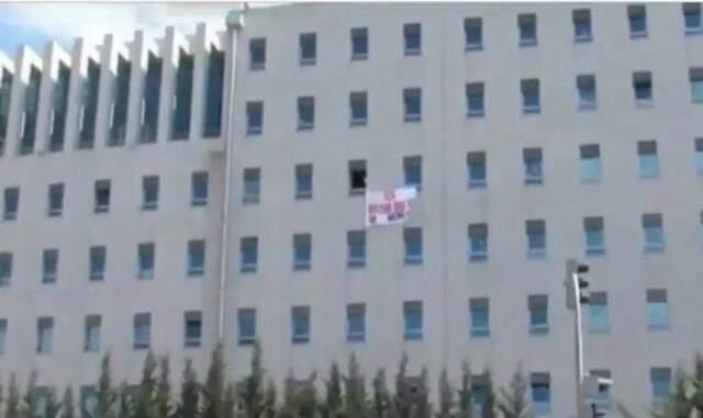 CHP'li Tanal TBMM'deki odasına '128 milyar dolar nerede?' pankartı astı! İndirmek için Meclis'e itfaiye geldi CHP'li Tanal TBMM'deki odasına '128 milyar dolar nerede?' pankartı astı! İndirmek için Meclis'e itfaiye geldi