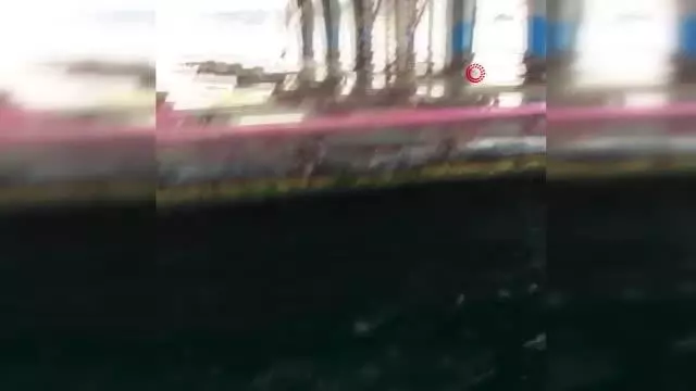 Denize atlayan şahsı yolcu teknesi kaptanı kurtardı.. O anlar kameraya yansıdı Denize atlayan şahsı yolcu teknesi kaptanı kurtardı.. O anlar kameraya yansıdı