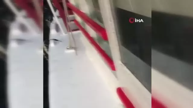 Denize atlayan şahsı yolcu teknesi kaptanı kurtardı.. O anlar kameraya yansıdı Denize atlayan şahsı yolcu teknesi kaptanı kurtardı.. O anlar kameraya yansıdı