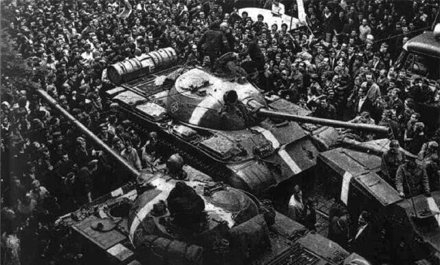 Dünya Rusya'nın bu adımını konuşuyor! 53 yıl sonra bir ilk, tanklara 'savaş boyası' sürüldü Dünya Rusya'nın bu adımını konuşuyor! 53 yıl sonra bir ilk, tanklara 'savaş boyası' sürüldü