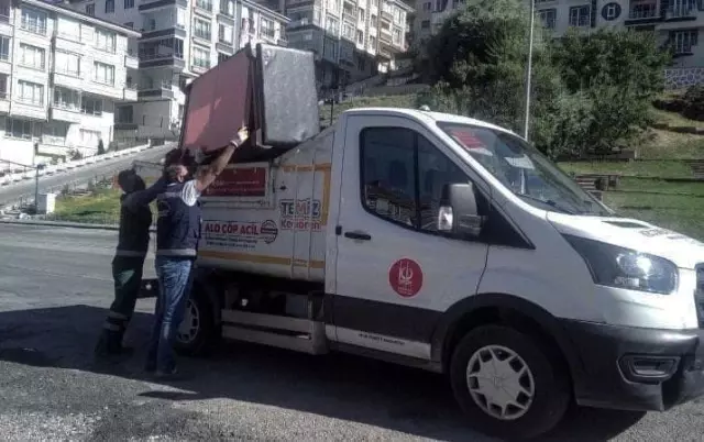 Eski eşyaları 'Alo Çöp Acil' ekipleri topluyor Eski eşyaları 'Alo Çöp Acil' ekipleri topluyor