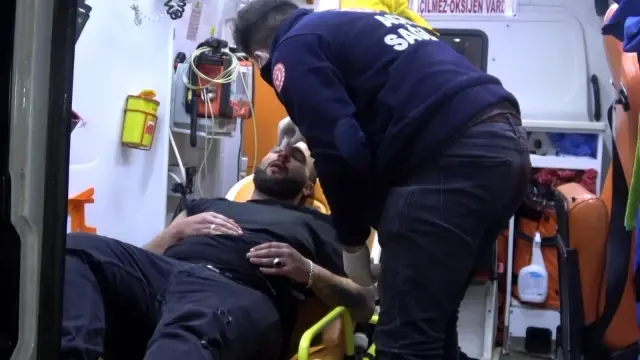 Esnaf ve elemanını hırsız sanıp feci şekilde darp ettiler Esnaf ve elemanını hırsız sanıp feci şekilde darp ettiler