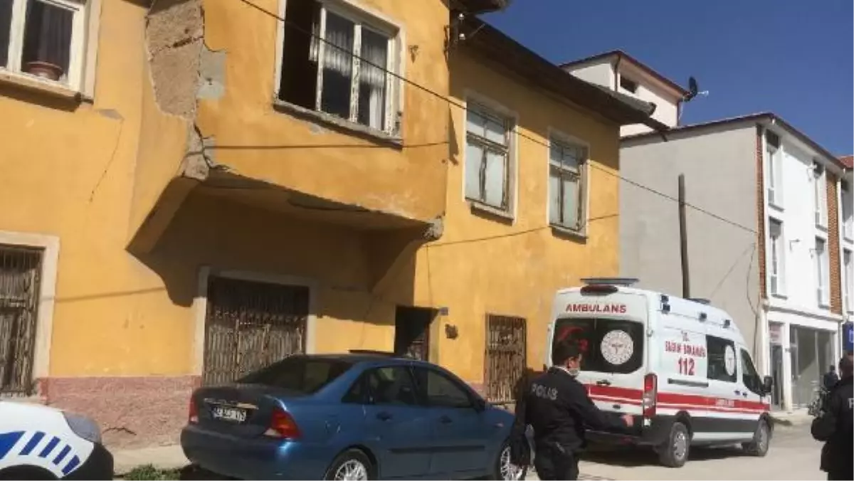 Evinde ölü bulundu