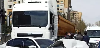 Atakent Mahallesi: Freni tutmayan hafriyat kamyonu zincirleme kazaya neden oldu: 2 yaralı Atakent Mahallesi: Freni tutmayan hafriyat kamyonu zincirleme kazaya neden oldu: 2 yaralı