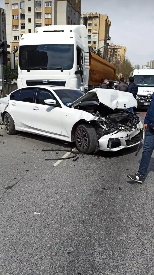 Freni tutmayan hafriyat kamyonu zincirleme kazaya neden oldu: 2 yaralı Freni tutmayan hafriyat kamyonu zincirleme kazaya neden oldu: 2 yaralı