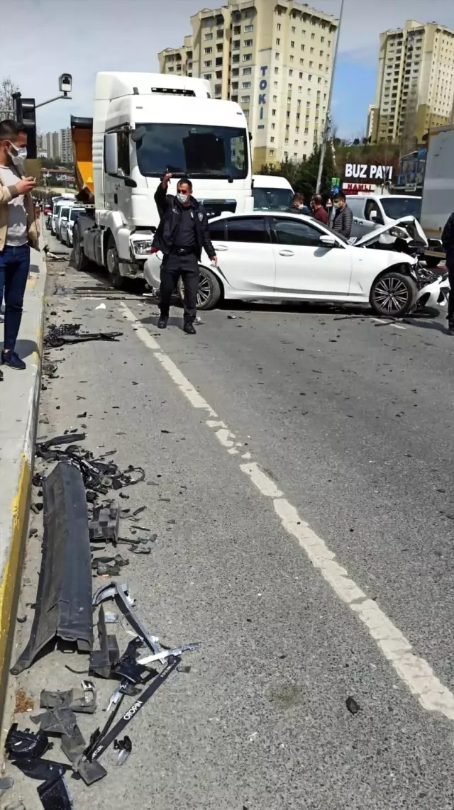 Freni tutmayan hafriyat kamyonu zincirleme kazaya neden oldu: 2 yaralı Freni tutmayan hafriyat kamyonu zincirleme kazaya neden oldu: 2 yaralı
