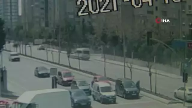 Freni tutmayan hafriyat kamyonu zincirleme kazaya neden oldu: 2 yaralı