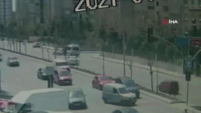 Freni tutmayan hafriyat kamyonu zincirleme kazaya neden oldu: 2 yaralı