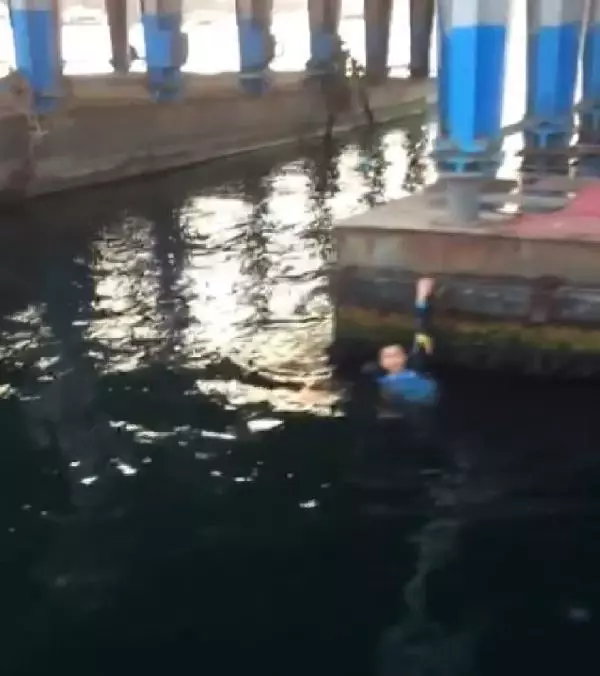 HALİÇ'TE DENİZE ATLAYAN KİŞİYİ YOLCU TEKNESİ KAPTANI KURTARDI HALİÇ'TE DENİZE ATLAYAN KİŞİYİ YOLCU TEKNESİ KAPTANI KURTARDI