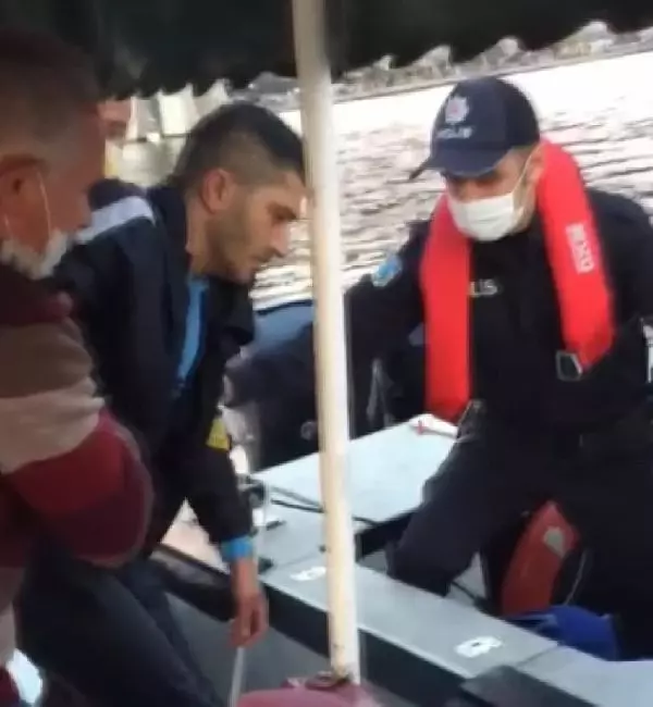HALİÇ'TE DENİZE ATLAYAN KİŞİYİ YOLCU TEKNESİ KAPTANI KURTARDI HALİÇ'TE DENİZE ATLAYAN KİŞİYİ YOLCU TEKNESİ KAPTANI KURTARDI