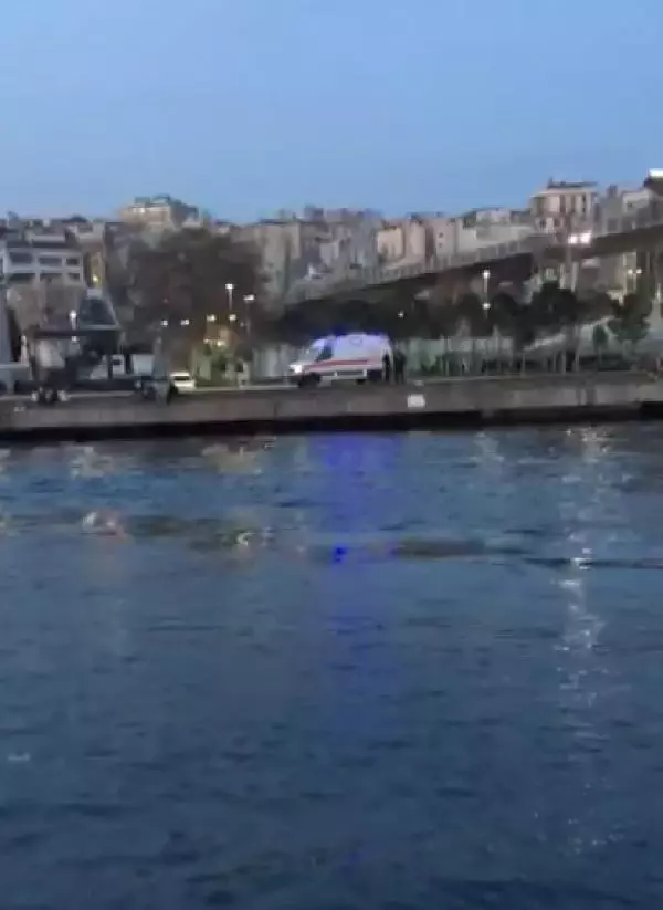 HALİÇ'TE DENİZE ATLAYAN KİŞİYİ YOLCU TEKNESİ KAPTANI KURTARDI HALİÇ'TE DENİZE ATLAYAN KİŞİYİ YOLCU TEKNESİ KAPTANI KURTARDI