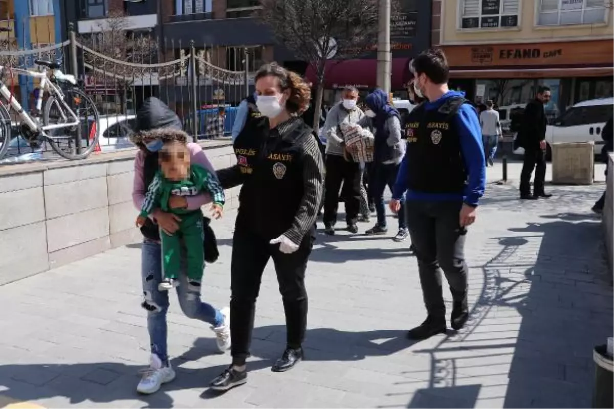 Hırsızlık şüphelisi kadınlar kucaklarındaki çocuklarla adliyede
