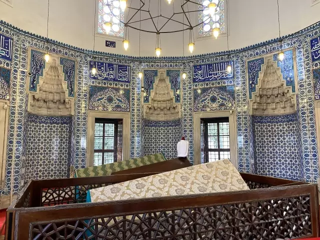 Hürrem Sultan vefatının 463. yılında kabri başında anıldı Hürrem Sultan vefatının 463. yılında kabri başında anıldı