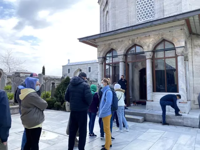 Hürrem Sultan vefatının 463. yılında kabri başında anıldı Hürrem Sultan vefatının 463. yılında kabri başında anıldı