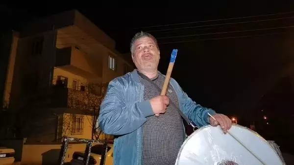 Bursa İnegöl'de Ramazan davulcusundan koronavirüslü mani Bursa İnegöl'de Ramazan davulcusundan koronavirüslü mani