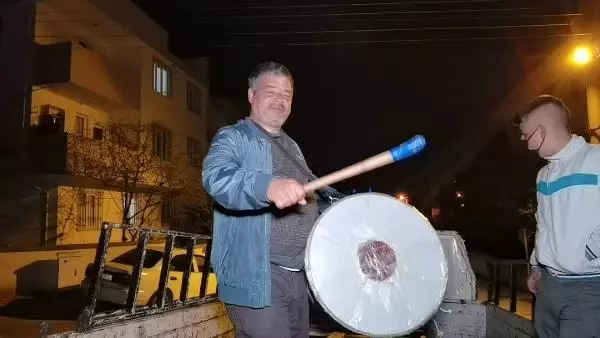 Bursa İnegöl'de Ramazan davulcusundan koronavirüslü mani Bursa İnegöl'de Ramazan davulcusundan koronavirüslü mani