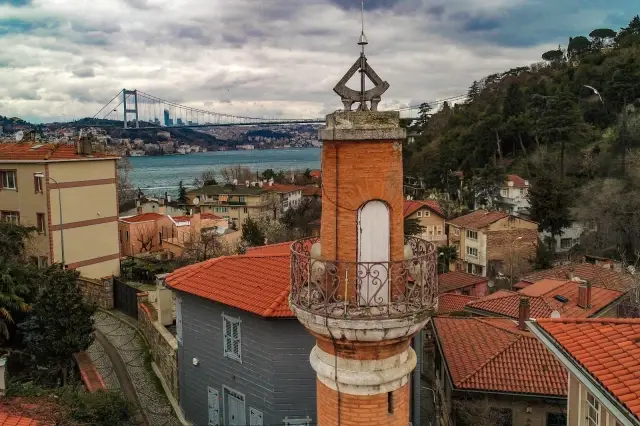 İstanbul'un simgelerinden olan 447 yıllık güneş saatli minare dikkat çekiyor İstanbul'un simgelerinden olan 447 yıllık güneş saatli minare dikkat çekiyor