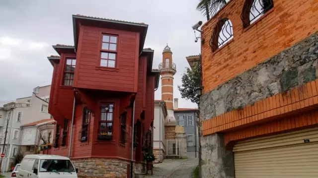 İstanbul'un simgelerinden olan 447 yıllık güneş saatli minare dikkat çekiyor İstanbul'un simgelerinden olan 447 yıllık güneş saatli minare dikkat çekiyor