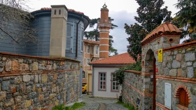 İstanbul'un simgelerinden olan 447 yıllık güneş saatli minare dikkat çekiyor İstanbul'un simgelerinden olan 447 yıllık güneş saatli minare dikkat çekiyor