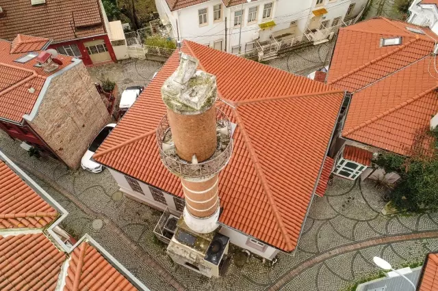 İstanbul'un simgelerinden olan 447 yıllık güneş saatli minare dikkat çekiyor İstanbul'un simgelerinden olan 447 yıllık güneş saatli minare dikkat çekiyor