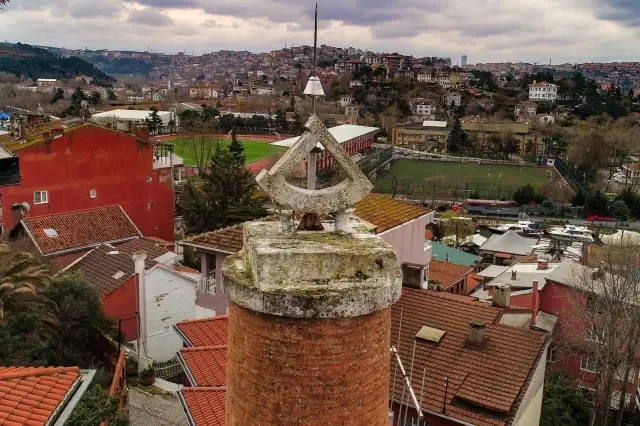 İstanbul'un simgelerinden olan 447 yıllık güneş saatli minare dikkat çekiyor İstanbul'un simgelerinden olan 447 yıllık güneş saatli minare dikkat çekiyor