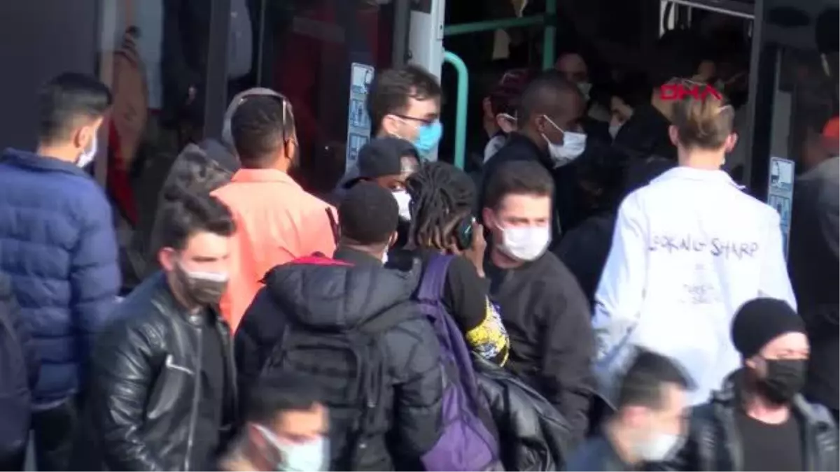KISITLAMAYA DAKİKALAR KALA AKSARAY'DA DURAKLARDA YOĞUNLUK