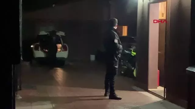 Son dakika haber! MALTEPE'DEKİ VİLLADA 'KAR MASKELİ' KORONAVİRÜS PARTİSİNE POLİS BASKINI Son dakika haber! MALTEPE'DEKİ VİLLADA 'KAR MASKELİ' KORONAVİRÜS PARTİSİNE POLİS BASKINI
