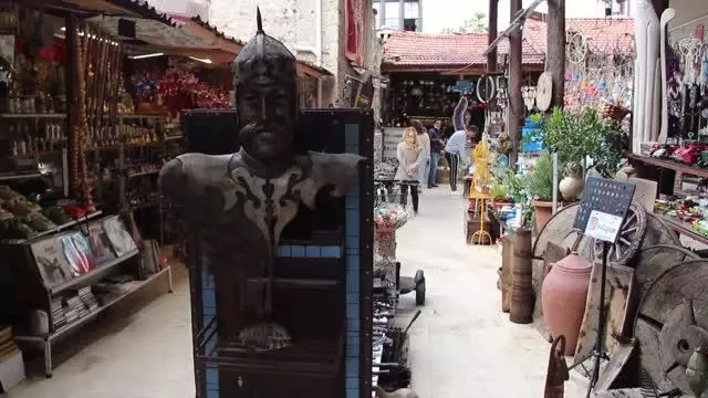 Müze havası verdiği asırlık konakta, yıllardır topladığı antikaların satışını yapıyor Müze havası verdiği asırlık konakta, yıllardır topladığı antikaların satışını yapıyor